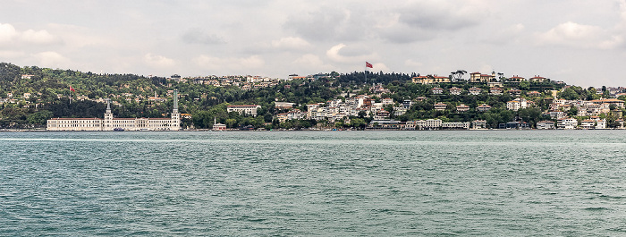 Bosporus, Üsküdar mit der Kuleli Askerî Lisesi (links) Istanbul