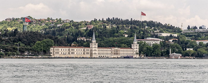 Istanbul Bosporus, Üsküdar mit der Kuleli Askerî Lisesi