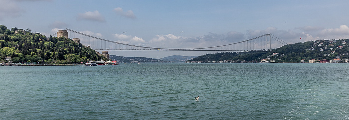 Bosporus, Sarıyer mit der Rumeli Hisarı (links), Fatih-Sultan-Mehmet-Brücke, Beykoz Istanbul