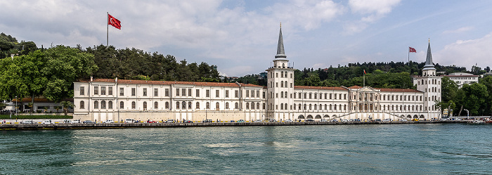 Istanbul Bosporus, Üsküdar mit der Kuleli Askerî Lisesi