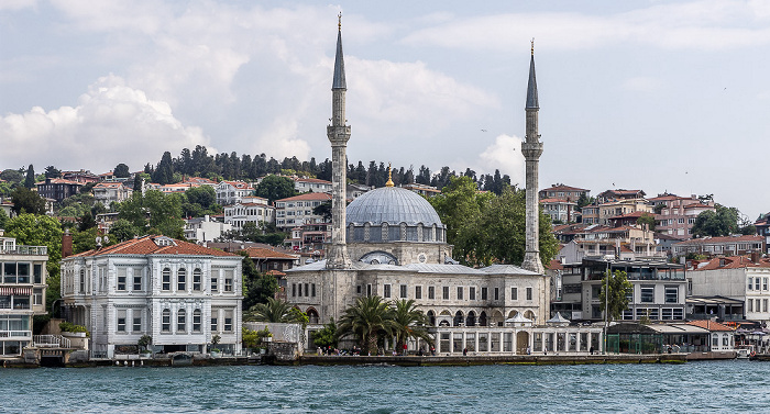 Bosporus, Üsküdar mit der Beylerbeyi-Moschee Istanbul