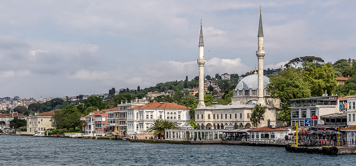 Bosporus, Üsküdar mit der Beylerbeyi-Moschee Istanbul