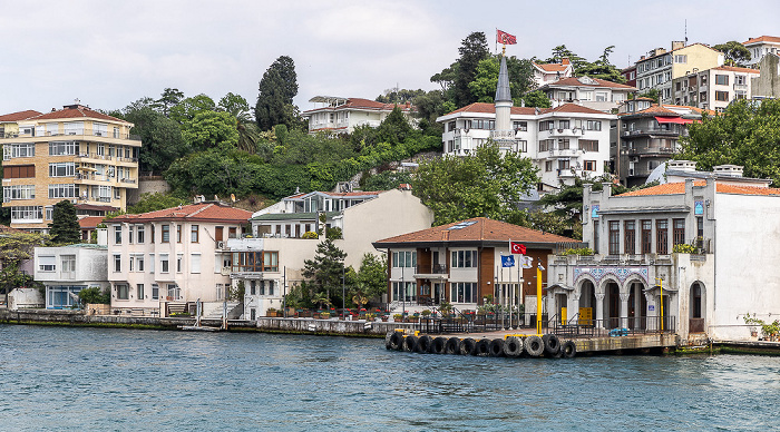 Istanbul Bosporus, Üsküdar mit der Fähranlegestelle Kuzguncuk und der Kuzguncuk-Moschee
