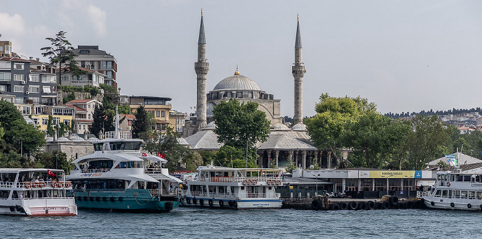 Bosporus, Üsküdar mit der Fähranlegestelle Üsküdar und der Mihrimah-Sultan-Moschee Istanbul