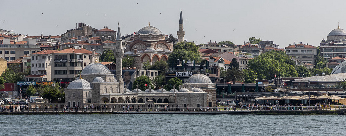 Bosporus, Üsküdar mit der Şemsi-Paşa-Moschee (vorne) und der Rum-Mehmet-Paşa-Moschee Istanbul 2023