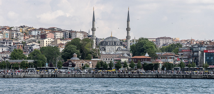 Bosporus, Üsküdar mit der Yeni-Valide-Moschee Istanbul