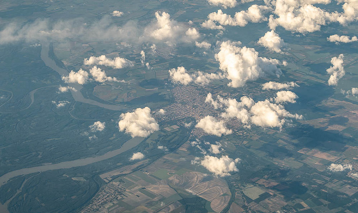 Region Südliche Große Tiefebene Donau, Baja (Frankenstadt) 2023-05-31 Flug THY1635 Istanbul Airport (IST/LTFM) - München Franz Josef Strauß (MUC/EDDM) Szeremle Luftbild aerial photo