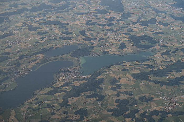 V.l. Obertrumer See (mit Seeham (links) und Marktgemeinde Mattsee), Grabensee, Mattsee Land Salzburg