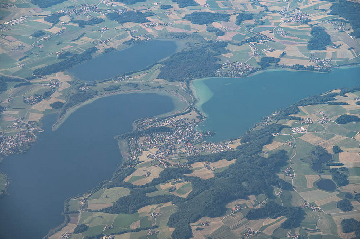 V.l. Obertrumer See (mit Seeham (links) und Marktgemeinde Mattsee), Grabensee, Mattsee Land Salzburg