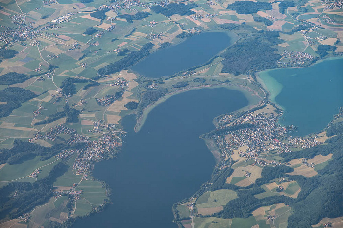 V.l. Obertrumer See (mit Seeham (links) und Marktgemeinde Mattsee), Grabensee, Mattsee Land Salzburg