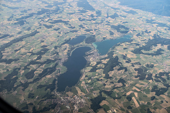 V.u. Obertrum am See, Obertrumer See (mit Seeham (links) und Marktgemeinde Mattsee), Grabensee, Mattsee Land Salzburg