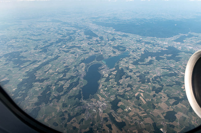 V.u. Obertrum am See, Obertrumer See (mit Seeham (links) und Marktgemeinde Mattsee), Grabensee, Mattsee Land Salzburg