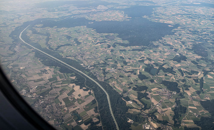 V.l. Bayern, Salzach, Oberösterreich 2023-05-31 Flug THY1635 Istanbul Airport (IST/LTFM) - München Franz Josef Strauß (MUC/EDDM) Oberer Weilhartforst Luftbild aerial photo