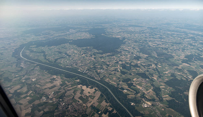 V.l. Bayern, Salzach, Oberösterreich 2023-05-31 Flug THY1635 Istanbul Airport (IST/LTFM) - München Franz Josef Strauß (MUC/EDDM) Oberer Weilhartforst Luftbild aerial photo