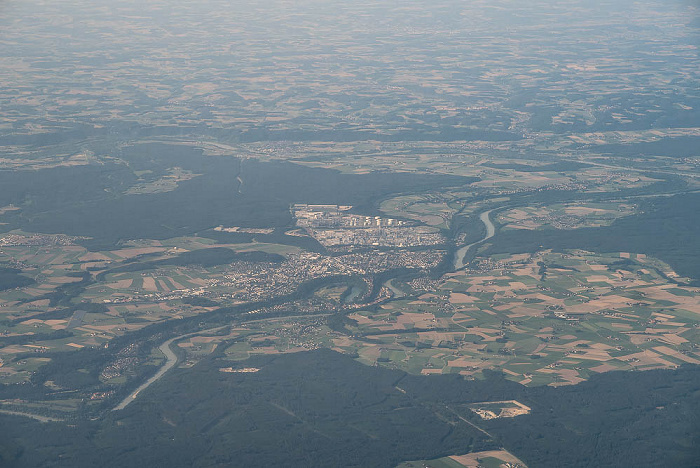 Bayern - Landkreis Altötting: Burghausen, Salzach 2023-05-31 Flug THY1635 Istanbul Airport (IST/LTFM) - München Franz Josef Strauß (MUC/EDDM) Inn Luftbild aerial photo