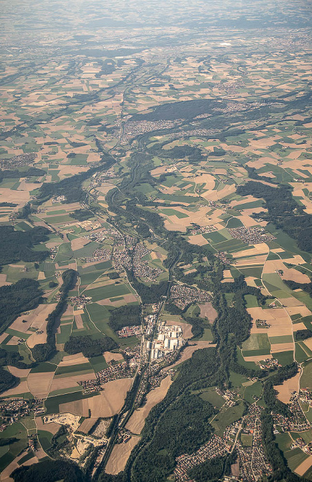 Bayern - Landkreis Traunstein: Alz 2023-05-31 Flug THY1635 Istanbul Airport (IST/LTFM) - München Franz Josef Strauß (MUC/EDDM) Garching an der Alz Linde-Werk Schalchen Tacherting Trostberg Luftbild aerial photo