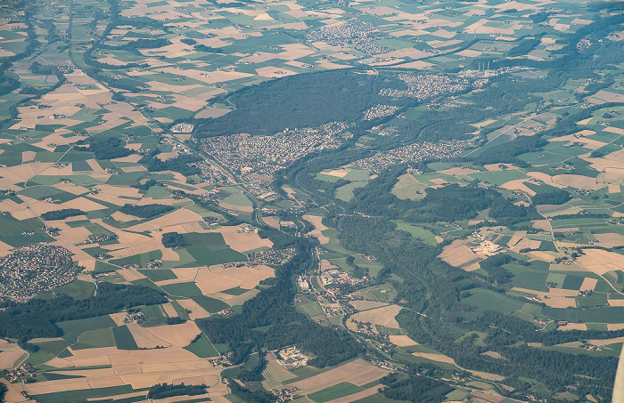 Bayern - Landkreis Altötting (oben) / Landkreis Traunstein (unten): Alz, Garching an der Alz 2023-05-31 Flug THY1635 Istanbul Airport (IST/LTFM) - München Franz Josef Strauß (MUC/EDDM) Luftbild aerial photo