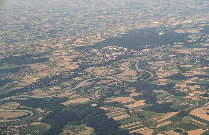 Bayern - Landkreis Mühldorf am Inn: Inn, Waldkraiburg 2023-05-31 Flug THY1635 Istanbul Airport (IST/LTFM) - München Franz Josef Strauß (MUC/EDDM) Luftbild aerial photo