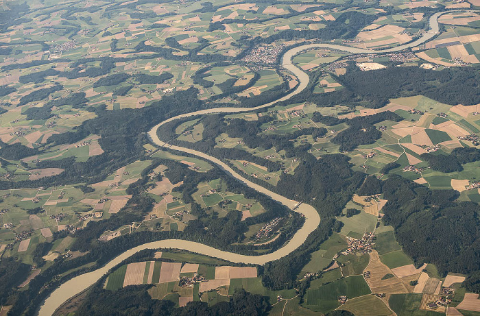 Bayern - Landkreis Mühldorf am Inn (oben) / Landkreis Rosenheim (unten): Inn 2023-05-31 Flug THY1635 Istanbul Airport (IST/LTFM) - München Franz Josef Strauß (MUC/EDDM) Gars am Inn Luftbild aerial photo