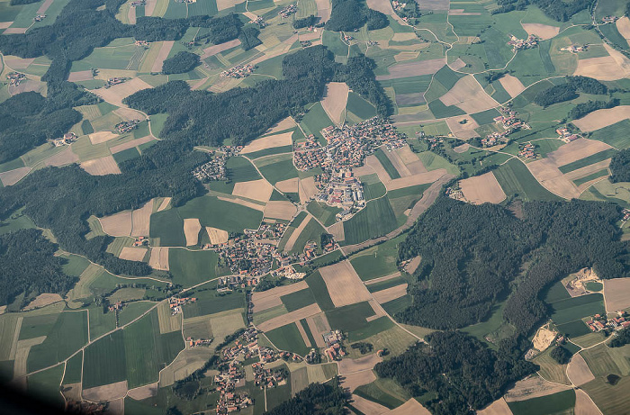 Bayern - Landkreis Mühldorf am Inn: Rechtmehring 2023-05-31 Flug THY1635 Istanbul Airport (IST/LTFM) - München Franz Josef Strauß (MUC/EDDM) Luftbild aerial photo