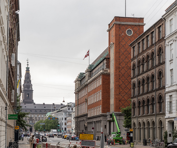 Kopenhagen Holbergsgade (vorne), Holmens Kanal Christiansborg Slot Verteidigungsministerium (Forsvarsministeriet)