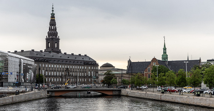 Kopenhagen Børsgraven und Børsbroen sowie v.l. Schloss Christiansborg, Thorvaldsen-Museum (Thorvaldsens Museum) und Holmens Kirke Christiansborg Slot