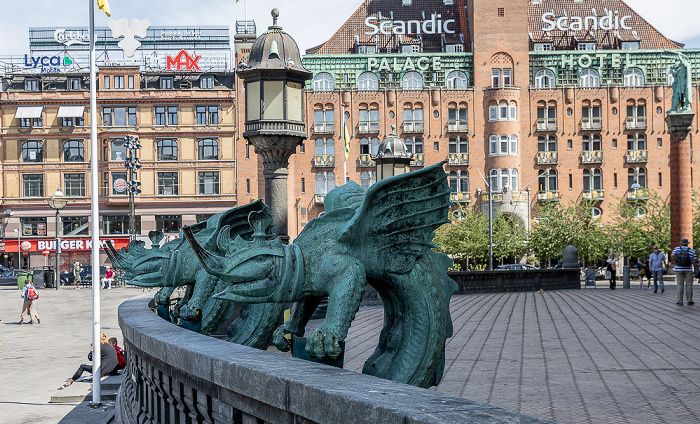 Kopenhagen Rathausplatz (Rådhuspladsen) Kunstwerk Lurblæserne Scandic Palace Hotel