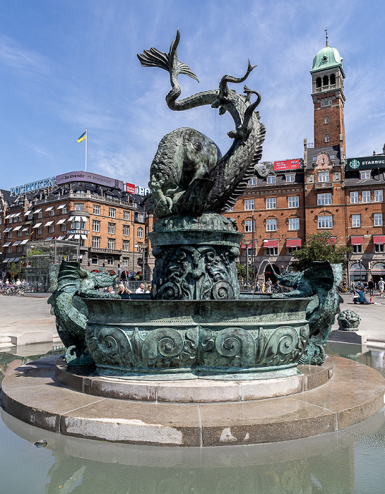 Kopenhagen Rathausplatz (Rådhuspladsen): Drachenspringbrunnen Dragespringvandet Sparekassen Danmark