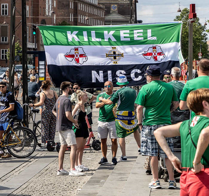 Rathausplatz (Rådhuspladsen): Fußballfans aus Nordirland Kopenhagen