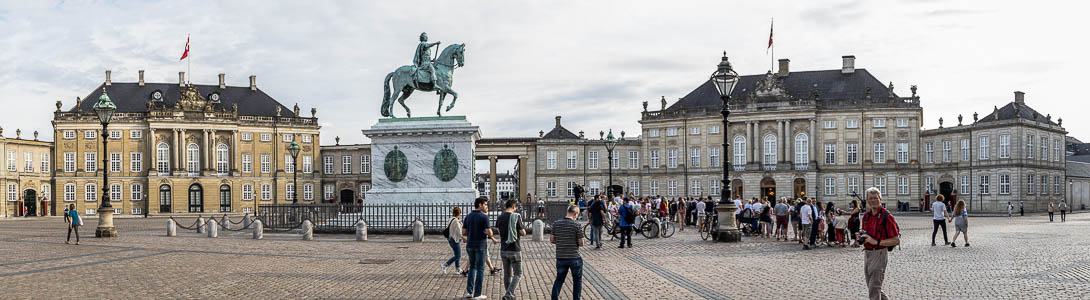 Schloss Amalienborg mit Palais Schack (Palais Christian IX.) (links) und Palais Moltke (Palais Christian VII.), Reiterstandbild Frederik V. Kopenhagen