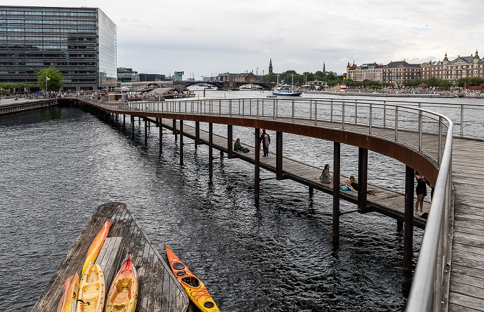 Kopenhagen Sydhavnen mit dem Kalvebod Bølge Havnebadet Islands Brygge Inderhavnen Langebro