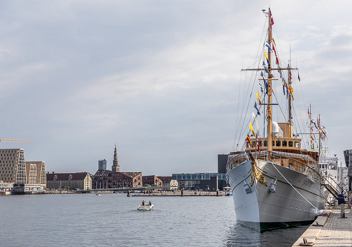Larsens Plads, Inderhavnen (Innenhafen) mit der Königsyacht Dannebrog Kopenhagen