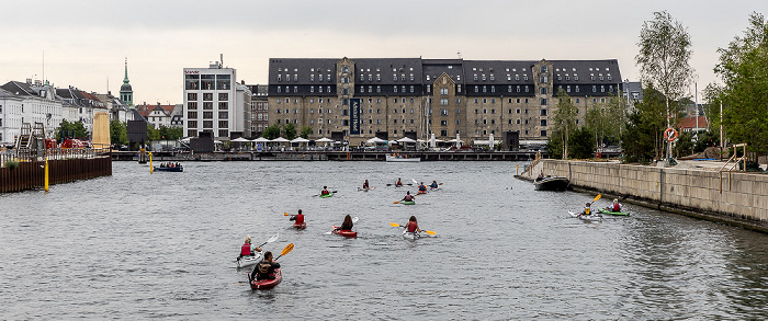 Kopenhagen Proviantmagasingraven mit Paddlern Hotel  Admiral Inderhavnen Kvæsthusbroen