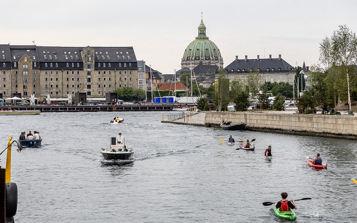 Kopenhagen Proviantmagasingraven mit Paddlern Hotel  Admiral Inderhavnen Kvæsthusbroen Marmorkirken