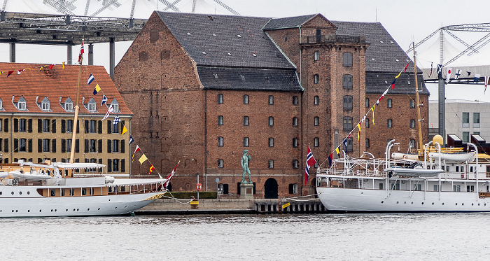 Kopenhagen Inderhavnen (Innenhafen) mit der Königsyacht Norge (links), dem Kunstwerk David und der Königsyacht Dannebrog