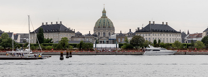 Amalienborg (Schloss Amalienborg) mit dem Palais Schack (Palais Christian IX.) (links) und dem Palais Brockdorff (Palais Frederik VIII.) sowie die Marmorkirken (Marmorkirche, Frederikskirche) Kopenhagen