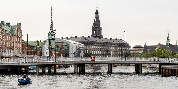 Kopenhagen Inderhavnen (Innenhafen) mit der Christian D. IV's Bro und dem Børsgraven Børsen C.F. Tietgens Hus Christiansborg Slot Holmens Kirke Thorvaldsens Museum