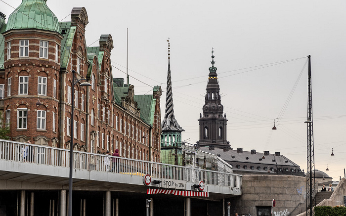 Kopenhagen V.l. C.F. Tietgens Hus, Børsen (Alte Börse) und Christiansborg Slot (Schloss Christiansborg)