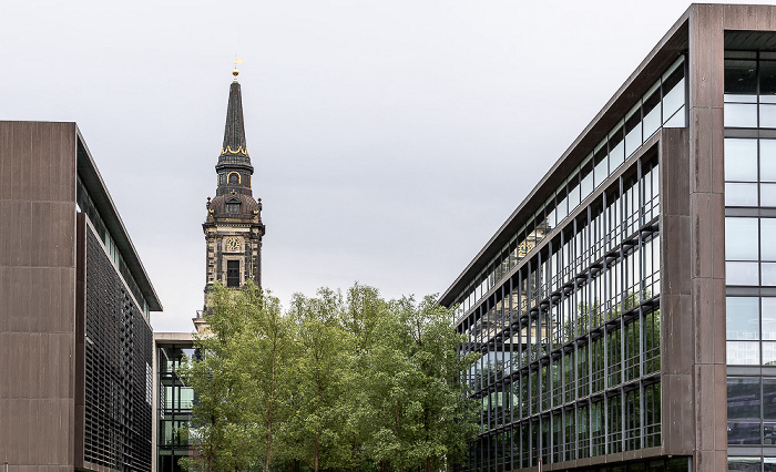 Kopenhagen Christianshavn mit Knippelsbrogade und Christians Kirke (Christianskirche) Rådhuspladsen