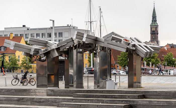 Kopenhagen Inderhavnen (Innenhafen): Slotsholmen mit dem Søren Kierkegaards Plads und der Skulptur Byfraktal Rådhuspladsen