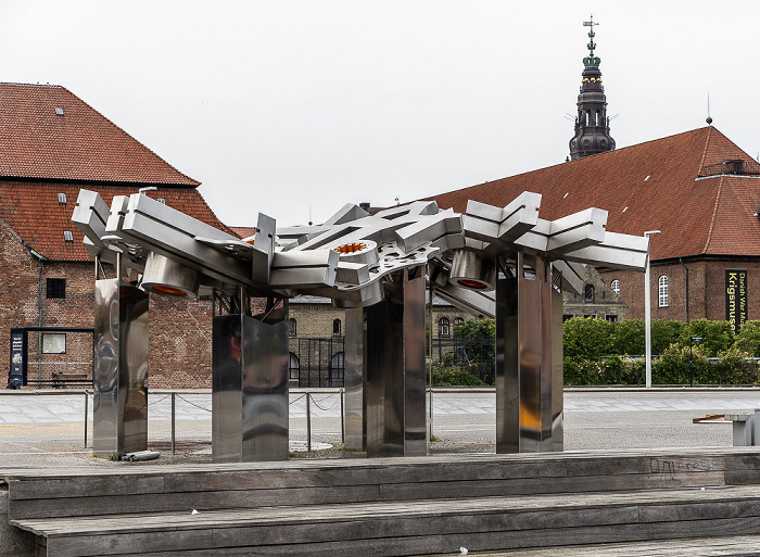Kopenhagen Inderhavnen (Innenhafen): Slotsholmen mit dem Søren Kierkegaards Plads und der Skulptur Byfraktal Christiansborg Slot