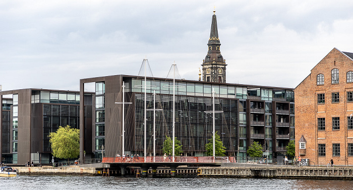 Kopenhagen Inderhavnen (Innenhafen) mit der Cirkelbroen und Christianshavn Christians Kirke