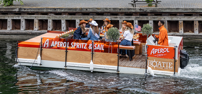 Christianshavn: Christianshavns Kanal mit Partyboot Kopenhagen