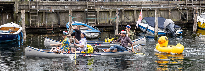 Kopenhagen Christianshavn: Christianshavns Kanal mit Partyboot