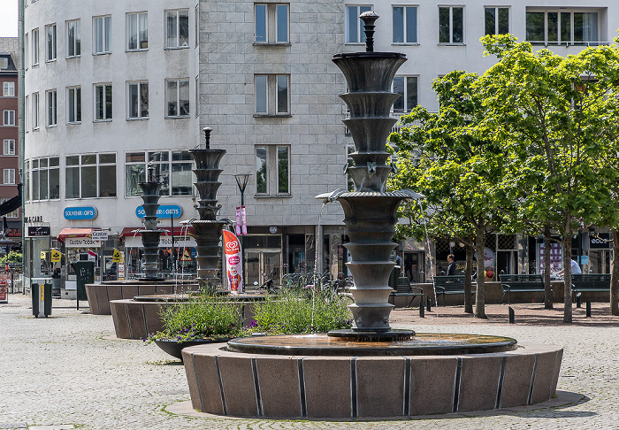 Gamla staden: Gustav Adolfs torg - Kunstwerk Fünf Brunnen und ein Globus Malmö