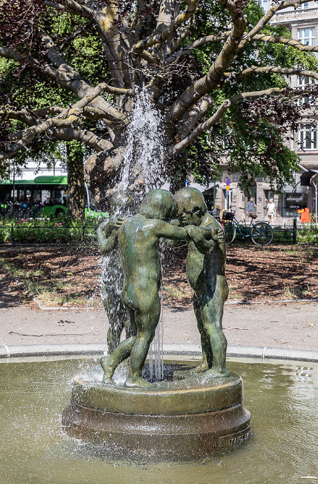 Gamla staden: Gustav Adolfs torg - Brunnen Spielende Kinder Malmö