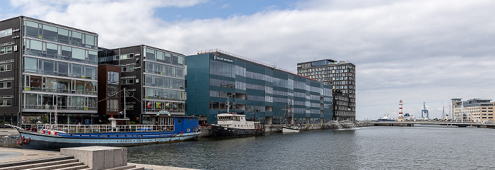 Malmö Innenhafen (Inre hamnen), Universitetsholmen mit dem Hjälmarekajen Alter Leuchturm Malmö universitet (Orkanen) Universitetsbron