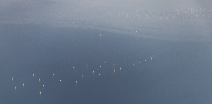 Deutschland Ostsee mit Windkraftanlagen 2023-06-18 Flug DLH2443 Kopenhagen-Kastrup (CPH/EKCH) - München Franz Josef Strauß (MUC/EDDM) Luftbild aerial photo