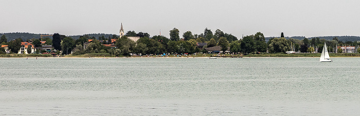 Chiemsee Seebruck mit der Kirche St. Thomas und St. Stephan