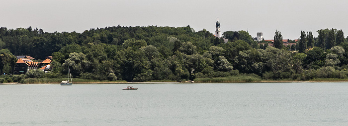 Chiemsee Ising mit der Kirche Mariä Himmelfahrt